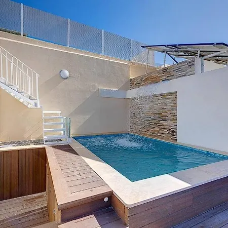 Townhouse With Terrace And Pool ! סנגלאה