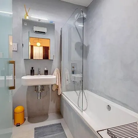 Townhouse With Terrace And Pool ! * סנגלאה